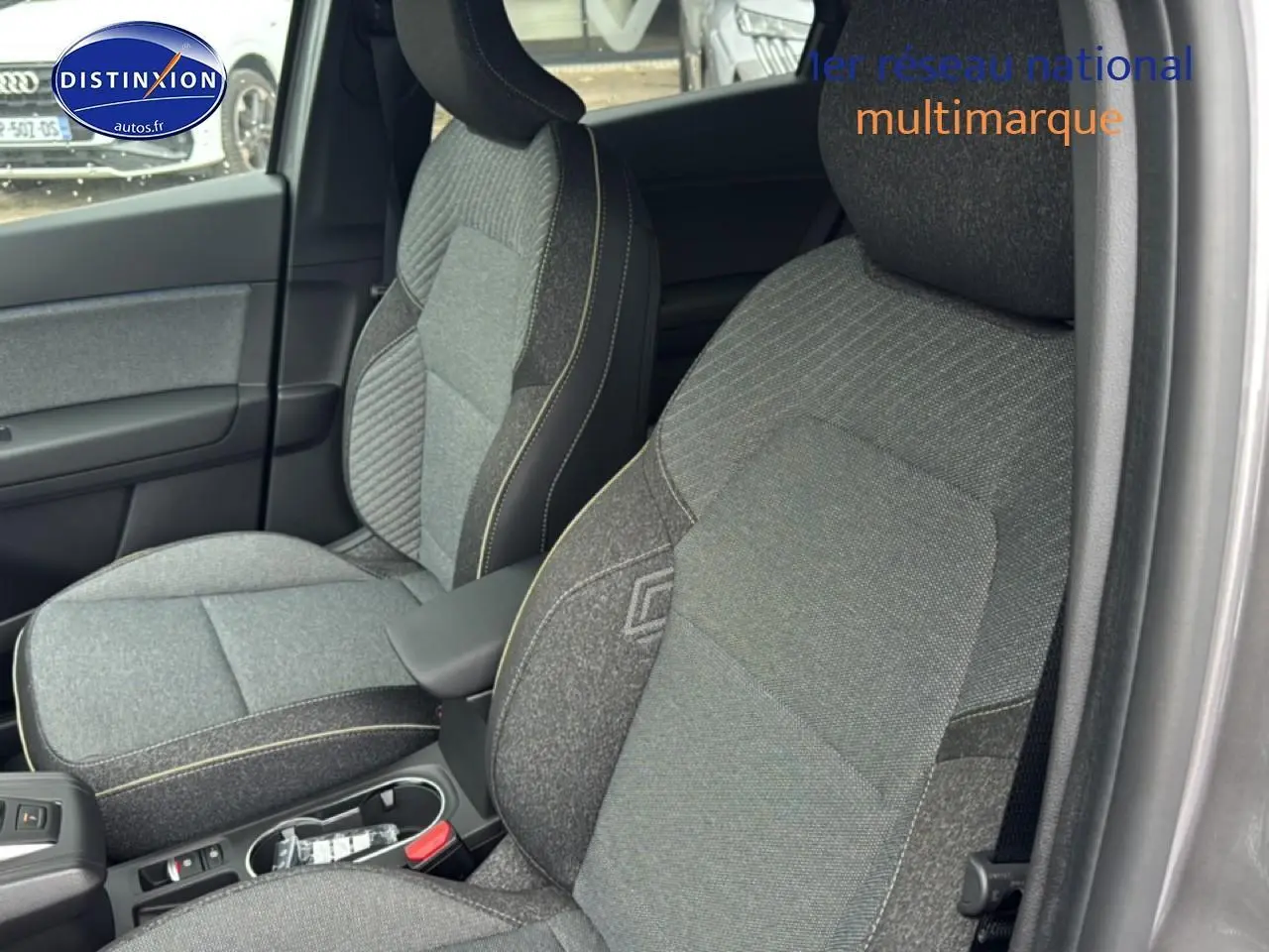 Vue intérieure côté droit des sièges avant gris du Renault Captur 1.8 e-tech full hybrid 160 techno.