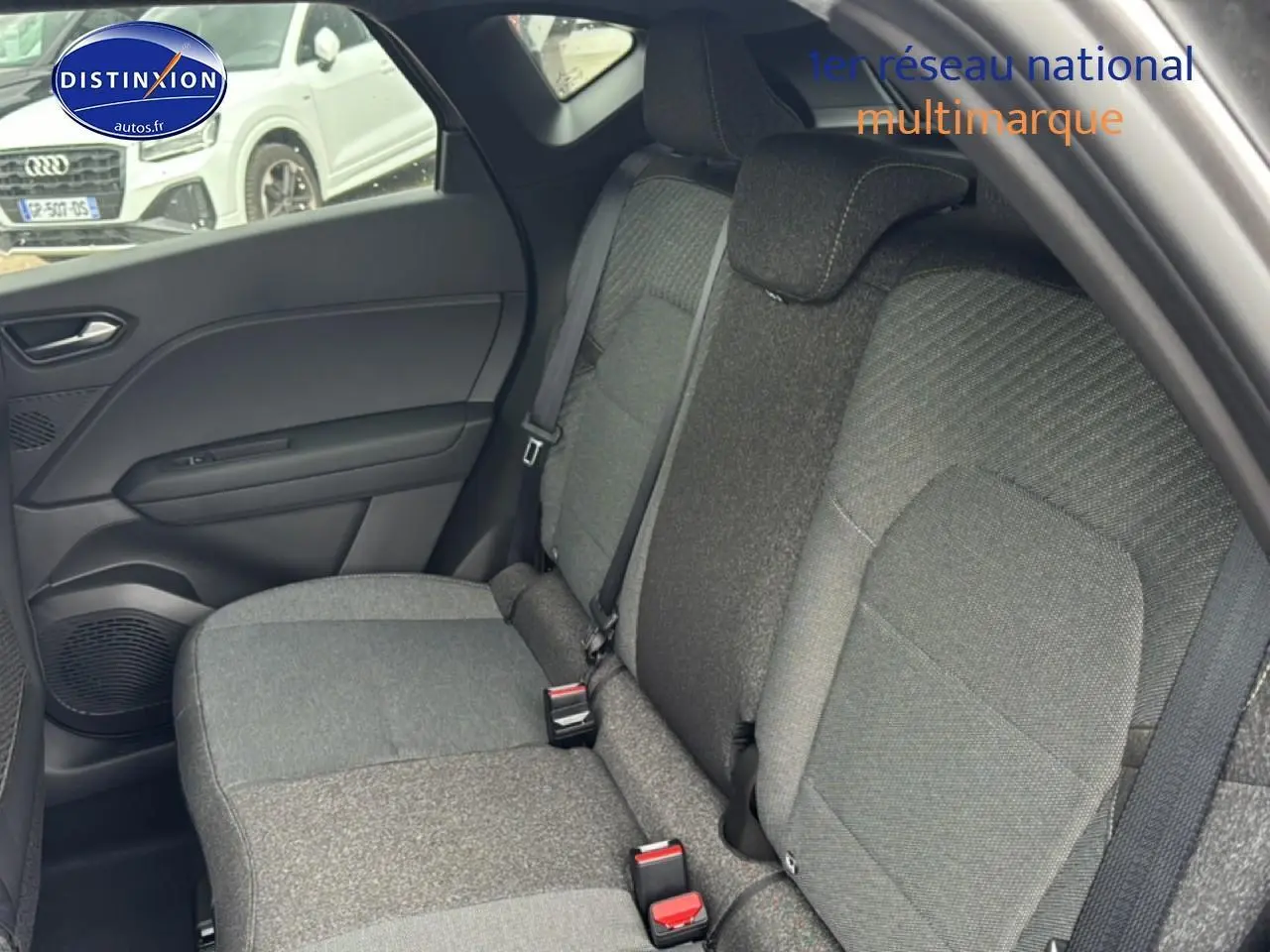 Vue intérieure côté gauche de la banquette arrière grise du Renault Captur 1.8 e-tech full hybrid 160 techno 2026.