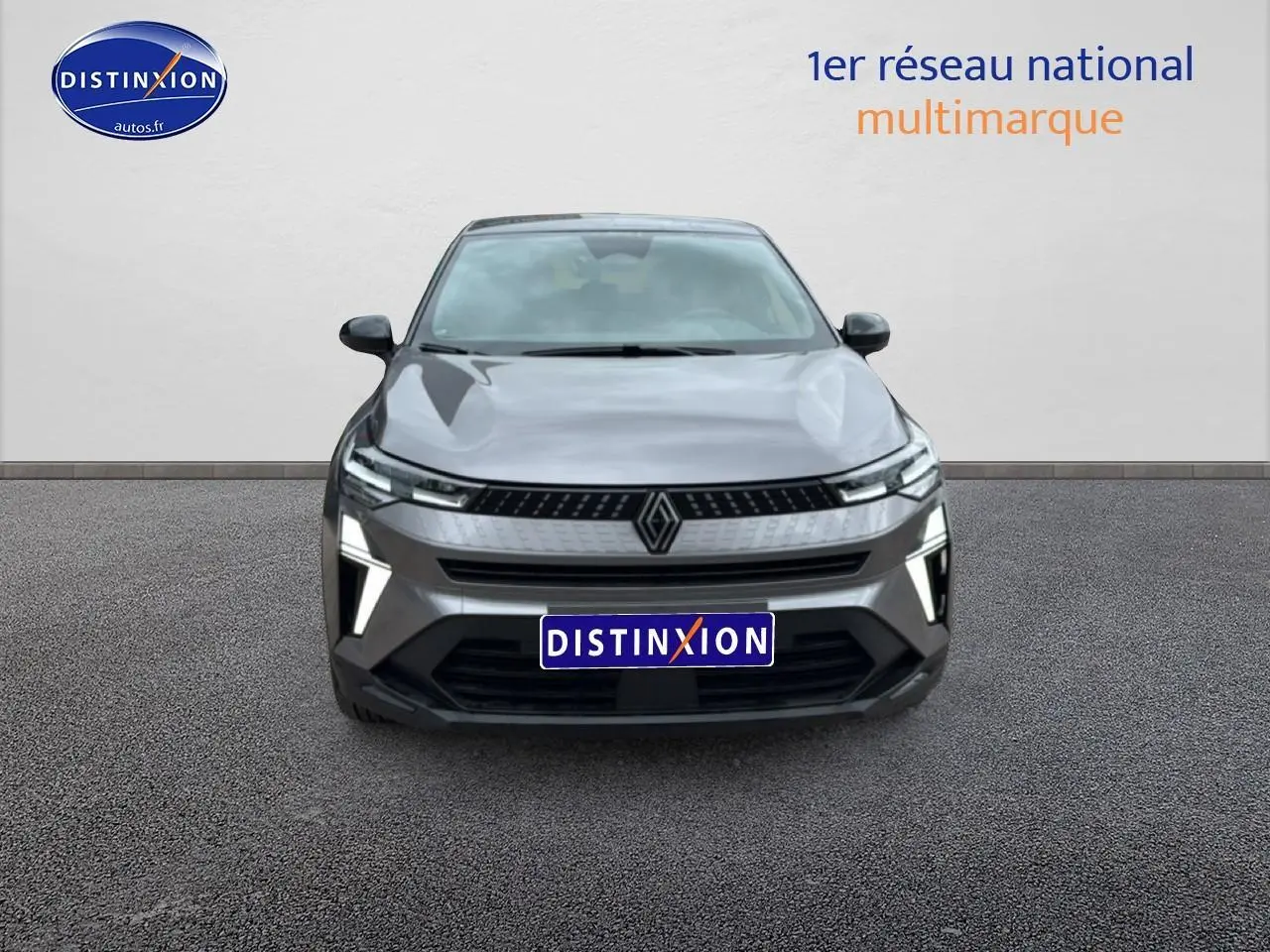 Vue avant d'un Renault Captur gris cassiopée avec feux LED en forme de C et calandre noire distinctive.