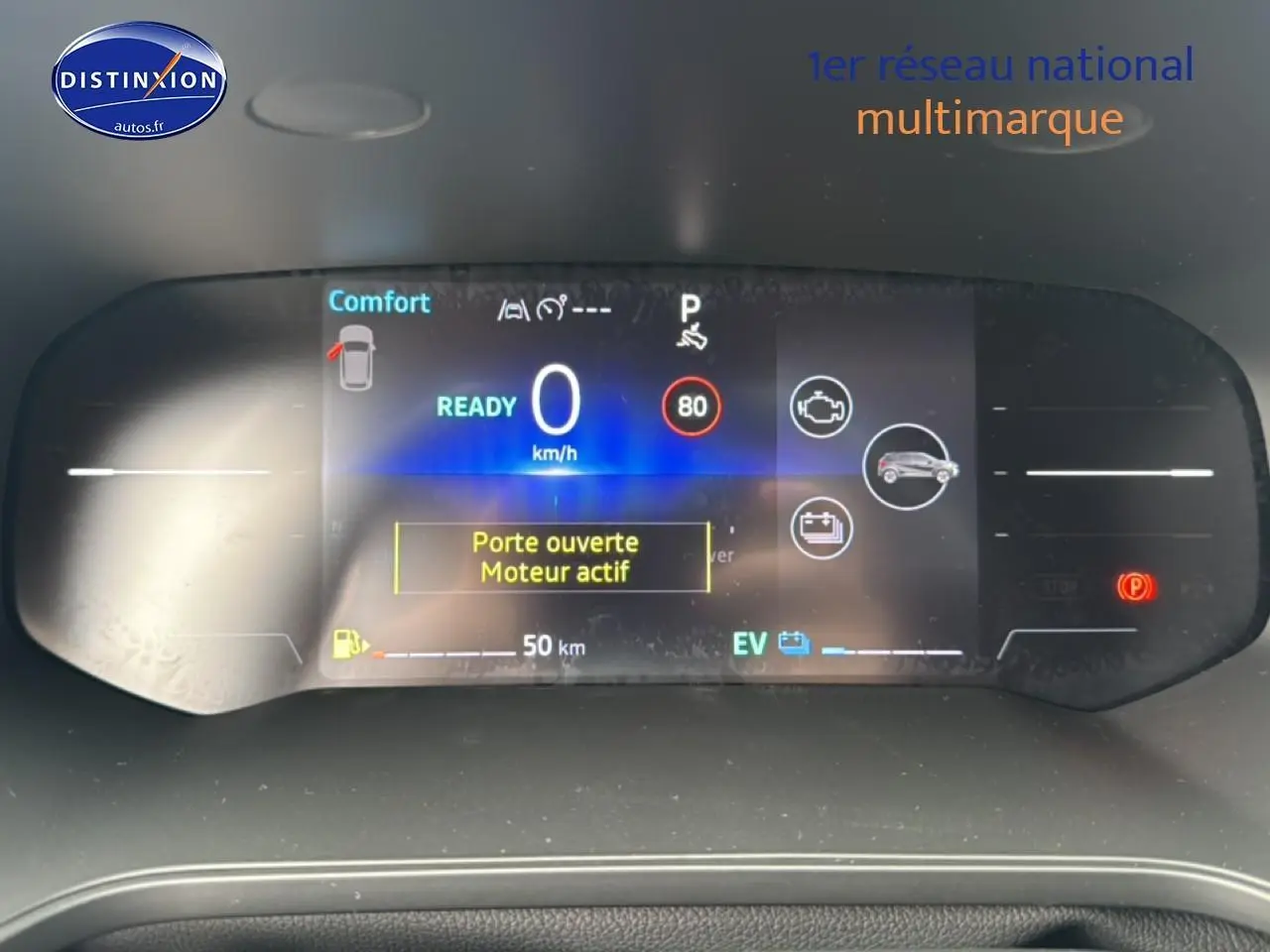 Tableau de bord numérique du Renault Captur gris cassiopée, affichant vitesse et alertes moteur en vue frontale.