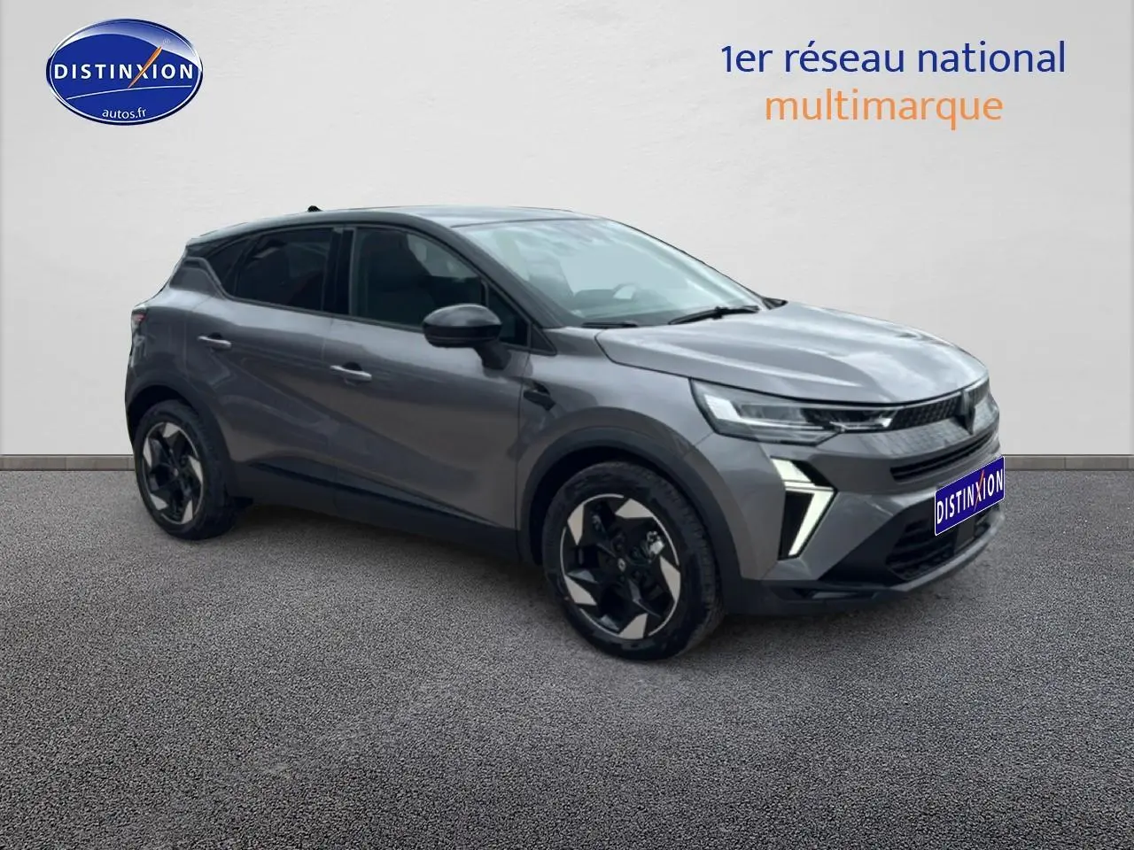 Renault Captur 2026 gris cassiopée en vue 3/4 avant droit, avec jantes alu et phares LED distinctifs.