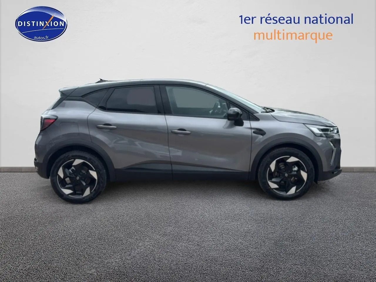 Profil droit d'un Renault Captur gris cassiopée avec jantes alu noires et toit noir, sur fond neutre intérieur.