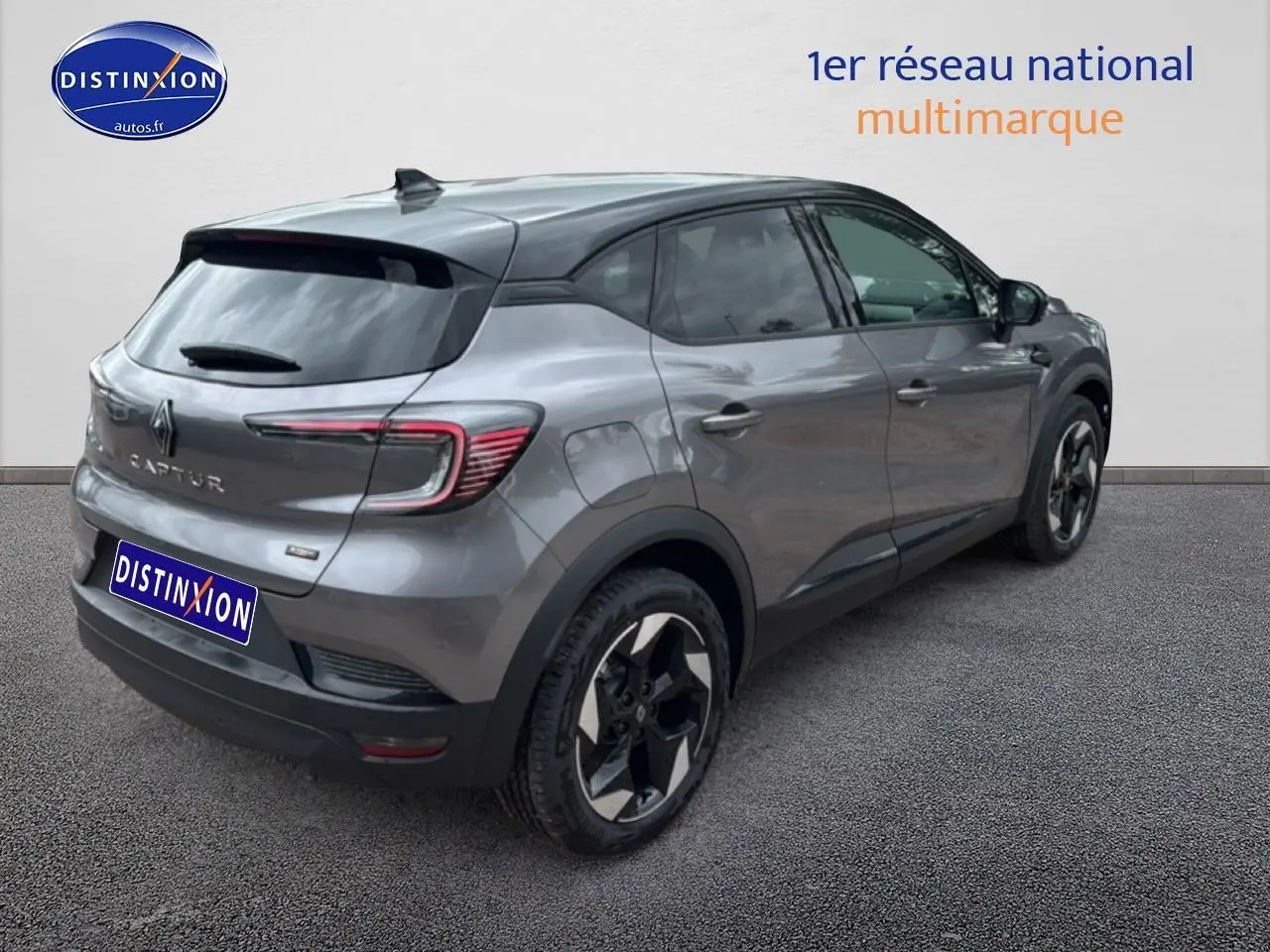 Vue 3/4 arrière droite d'un Renault Captur gris cassiopée avec jantes alu et vitres arrière surteintées.