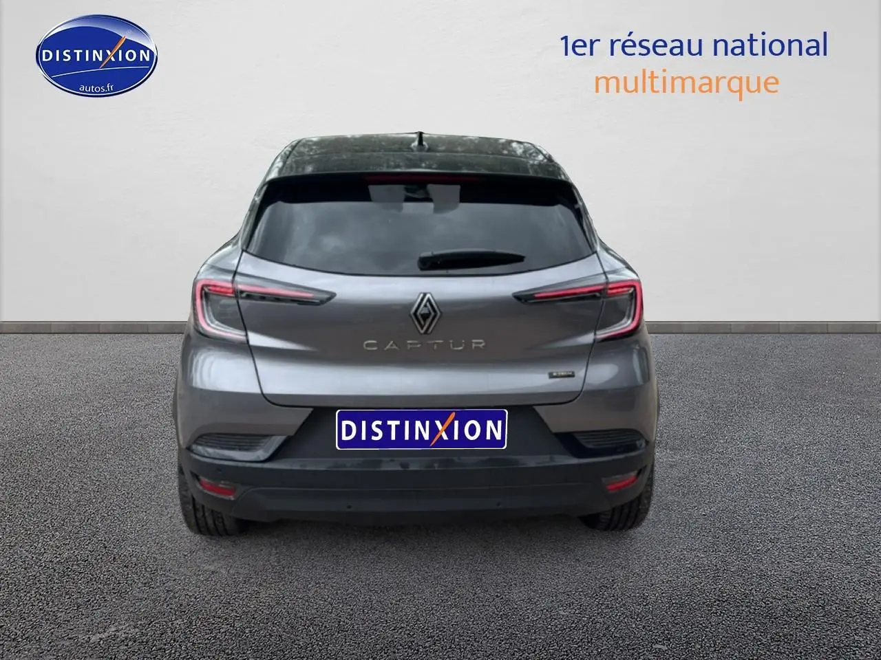 Vue arrière d'un Renault Captur gris cassiopée avec feux arrière LED et lunette arrière surteintée.