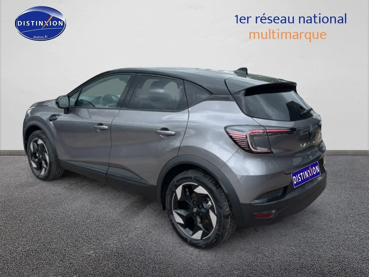 Vue 3/4 arrière droite d’un Renault Captur gris cassiopée avec jantes noires et toit noir.