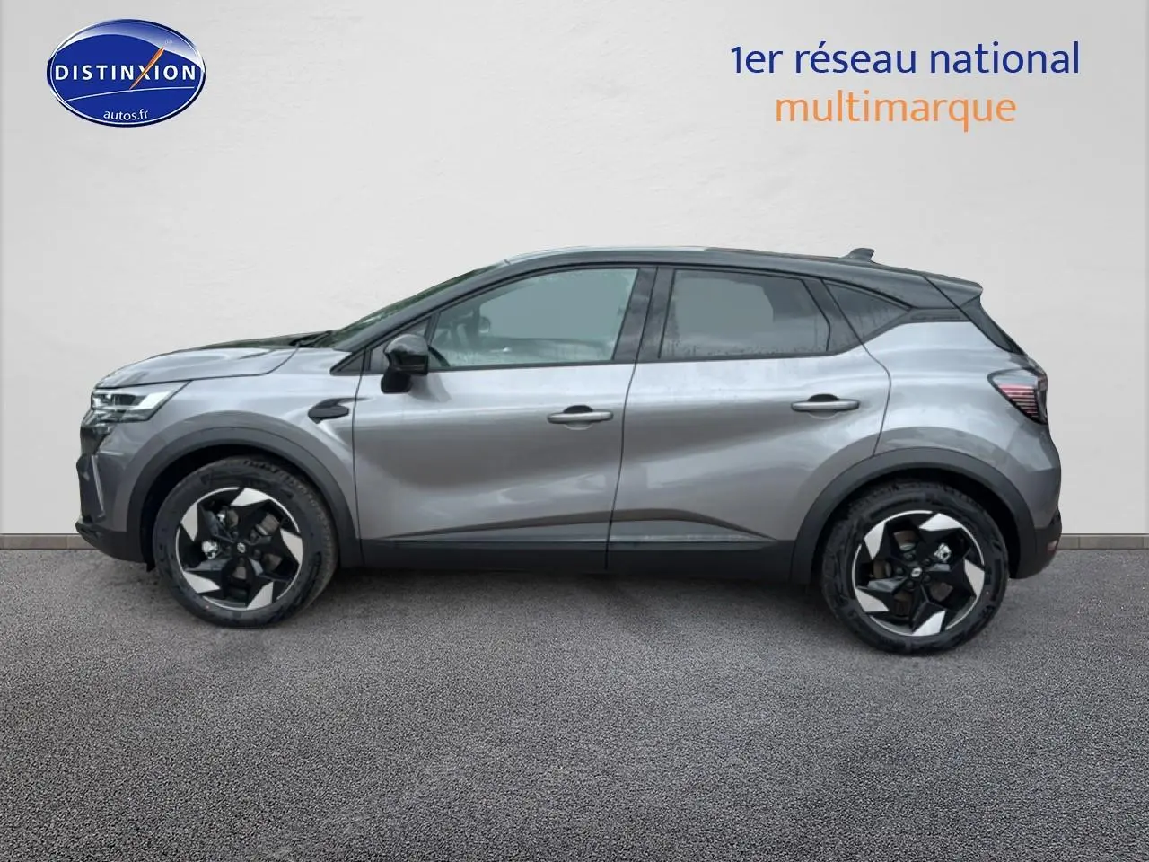 Profil droit du Renault Captur gris cassiopée avec toit noir, roues alliage et lignes modernes visibles.