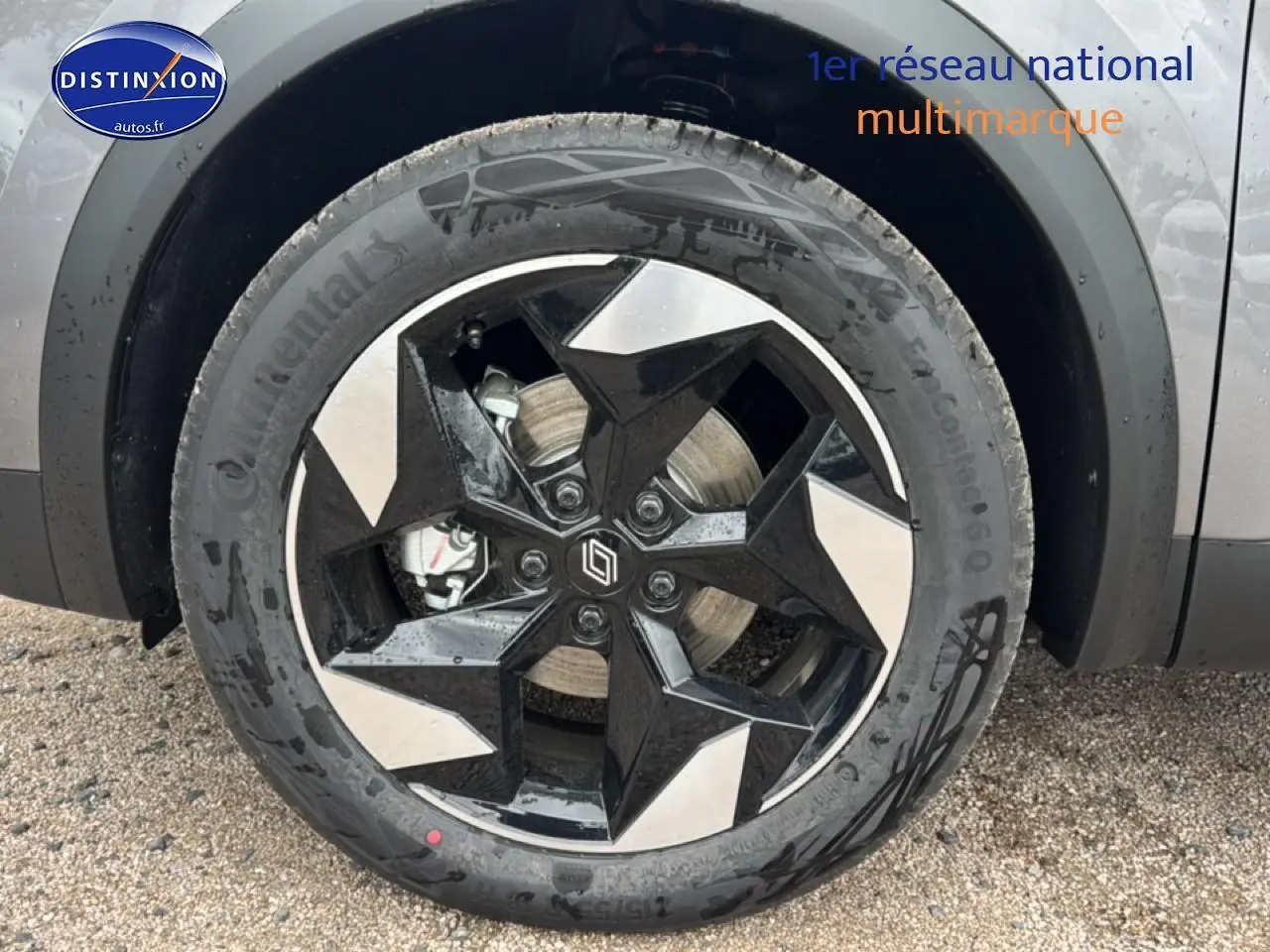 Gros plan sur la roue avant droite du Renault Captur gris cassiopée, mettant en valeur la jante alu noire et argent.
