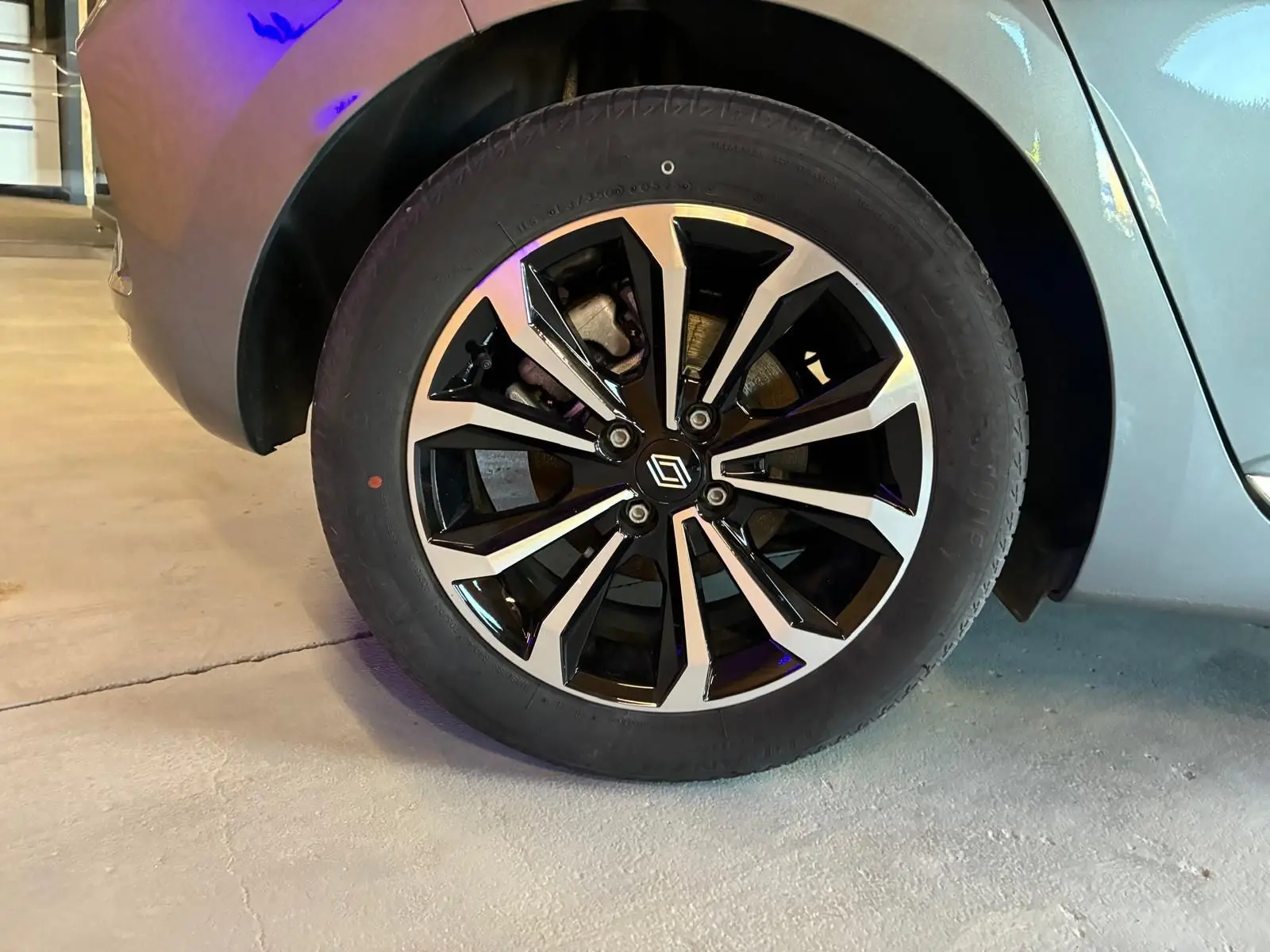 Gros plan sur la roue avant droite de la Renault Clio gris schiste 2025, avec jante alliage bicolore noire et argent.