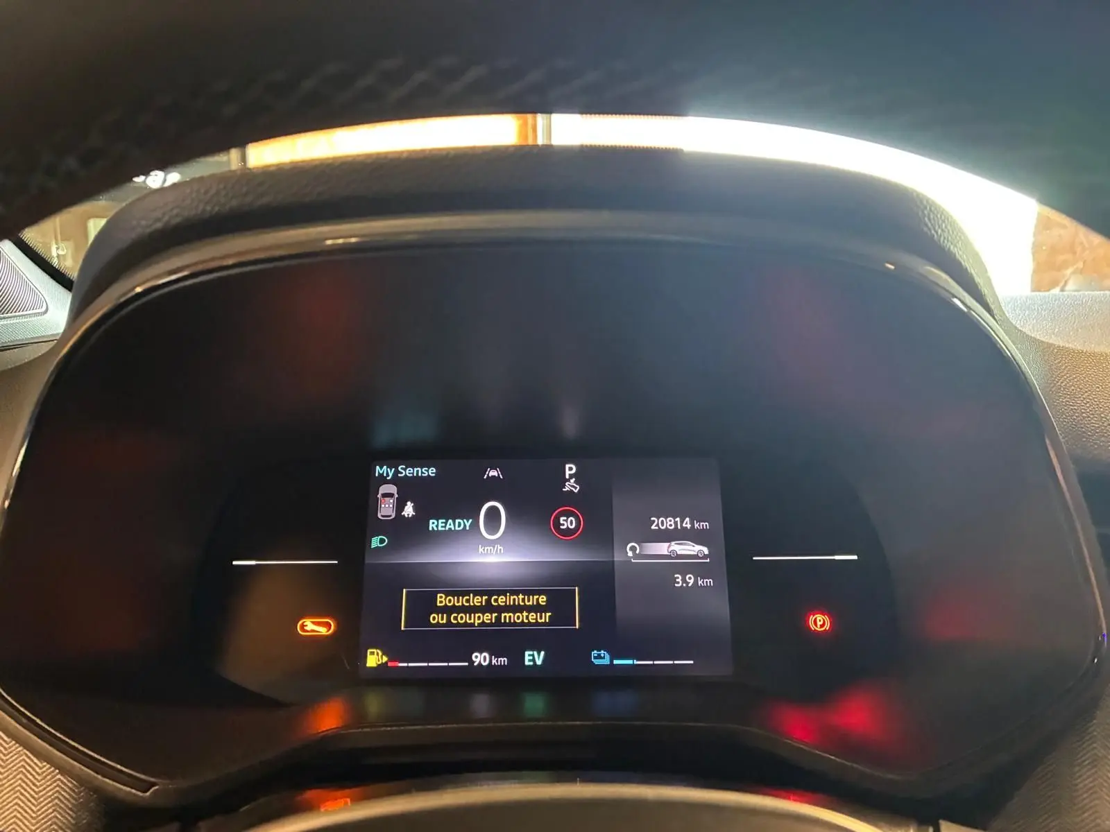 Vue rapprochée du tableau de bord numérique de la Renault Clio gris schiste, affichant les alertes et informations de conduite.