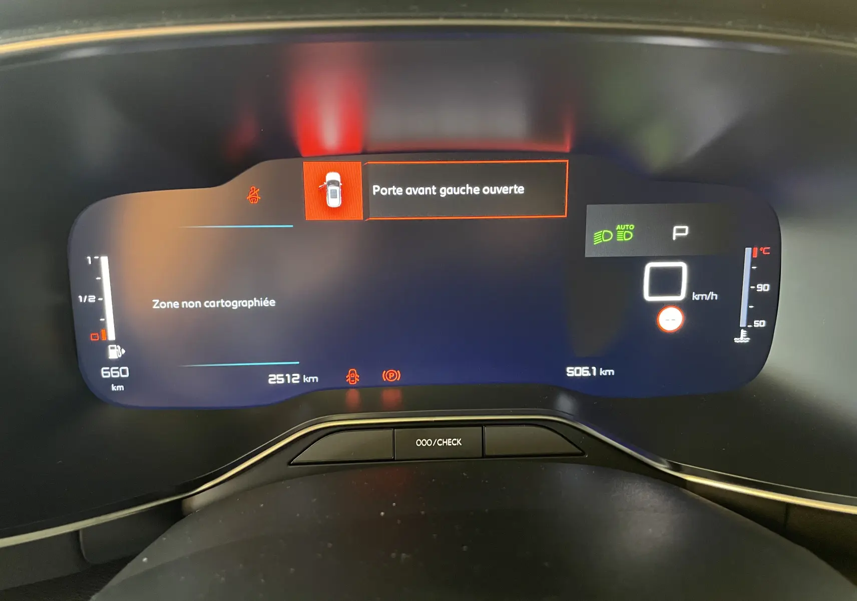 Tableau de bord numérique du Citroën C5 Aircross hybride 2025 affichant porte avant gauche ouverte et vitesse à zéro.