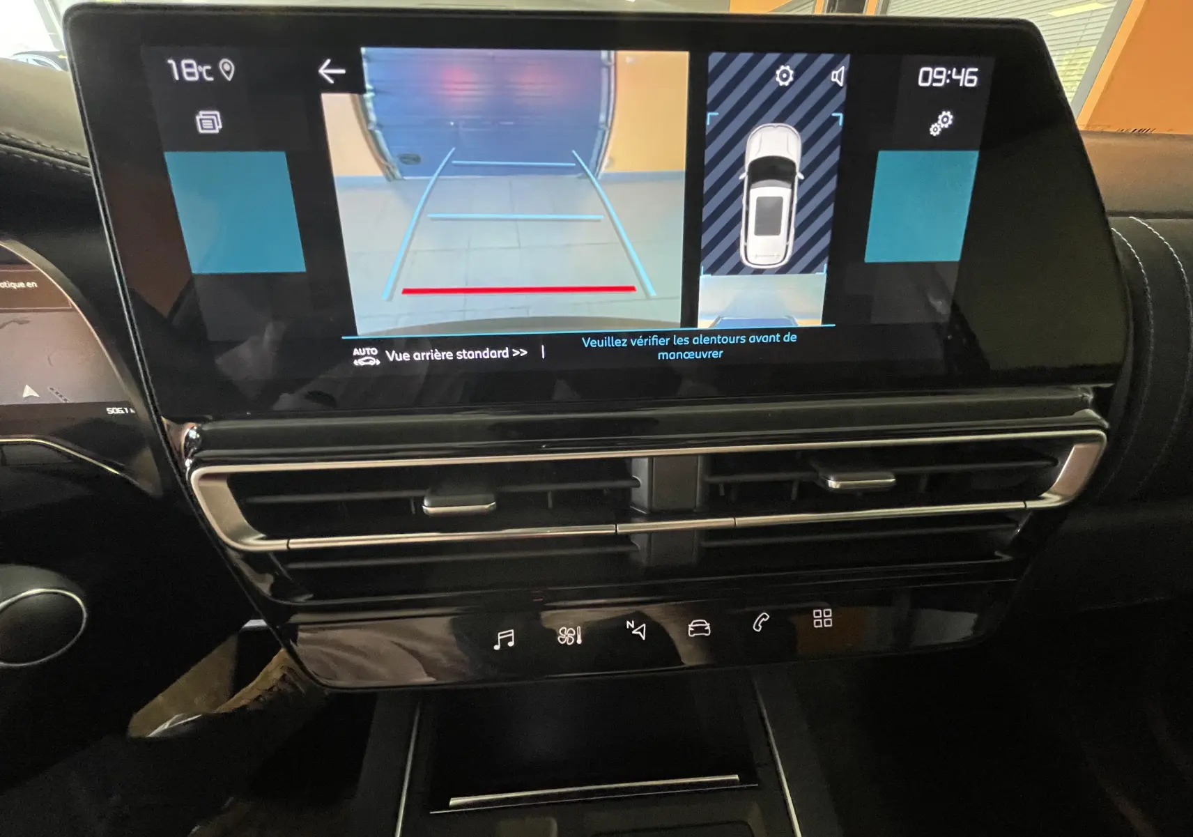 Écran central du Citroën C5 Aircross hybride 2025 montrant la caméra de recul et l'affichage de l'aide au stationnement.