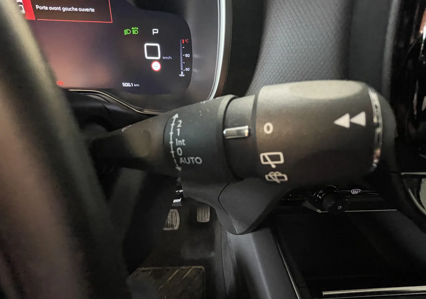 Gros plan sur la commande des essuie-glaces côté gauche du tableau de bord du Citroën C5 Aircross Hybride blanc.