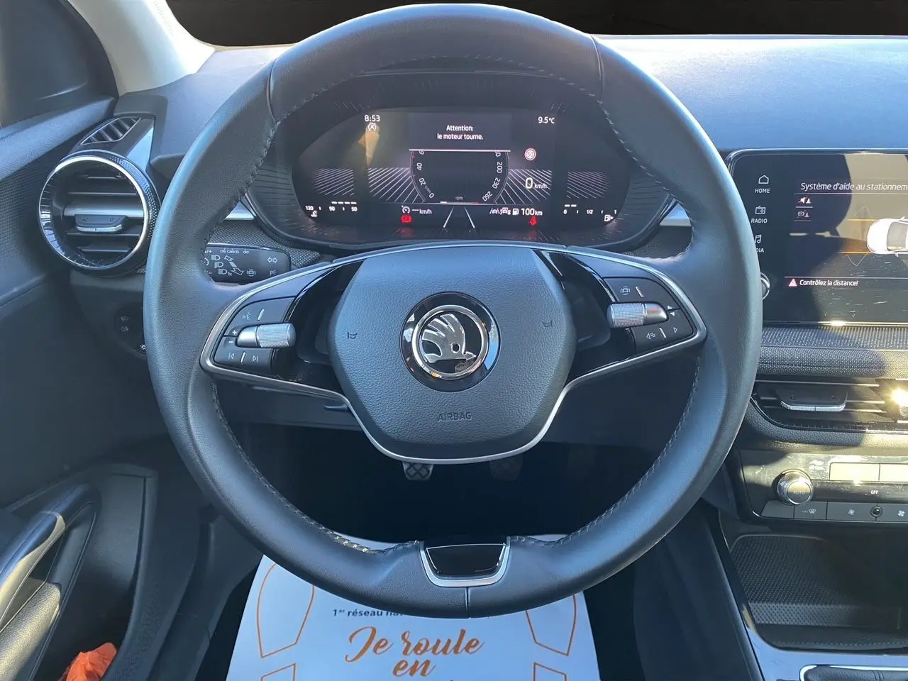 Vue rapprochée du volant cuir noir multifonctions et du tableau de bord digital de la Skoda Fabia 2024.