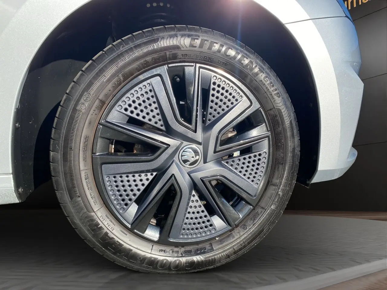 Gros plan sur la roue avant droite gris/noir de la Skoda Fabia 1.0 TSI EVO 95 Style 2024 avec jante au design moderne.