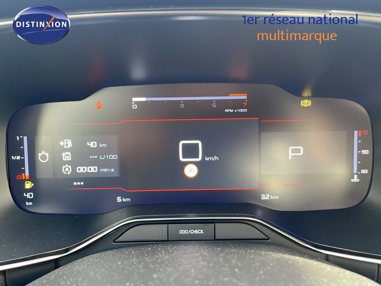 Tableau de bord numérique du Citroën C5 Aircross 2025 affichant vitesse, régime moteur et jauges en vue frontale rapprochée.
