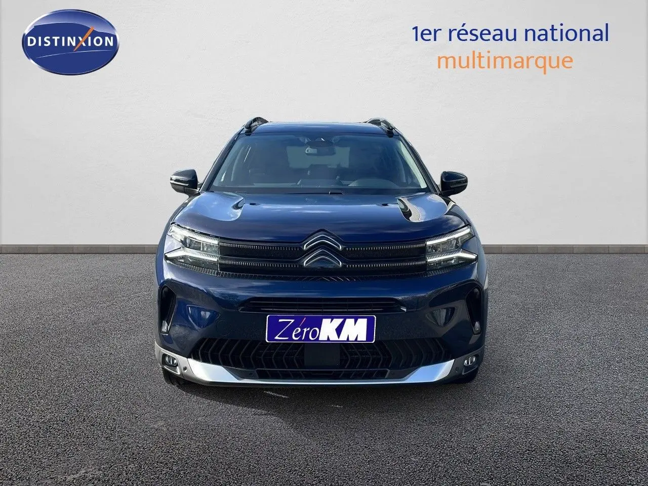 Vue frontale d'un Citroën C5 Aircross 2025 bleu éclipse métal avec calandre noire et plaques Zéro KM.