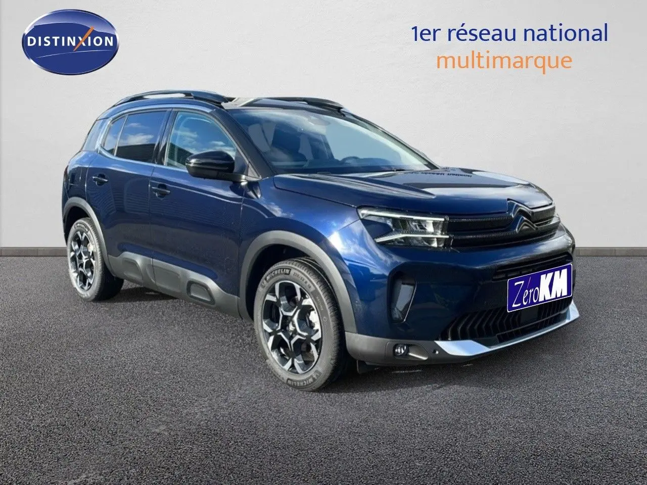 Citroën C5 Aircross bleu Eclipse métal en 3/4 avant droit avec jantes alliage et protections noires.