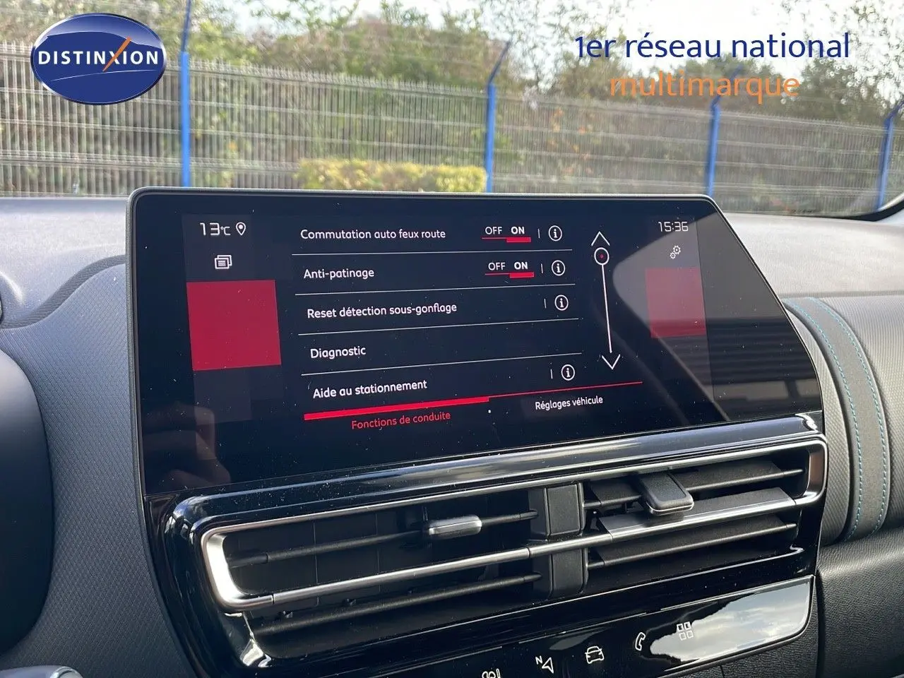 Écran tactile central affichant les réglages d’aide à la conduite dans l’habitacle du Citroën C5 Aircross 2025.