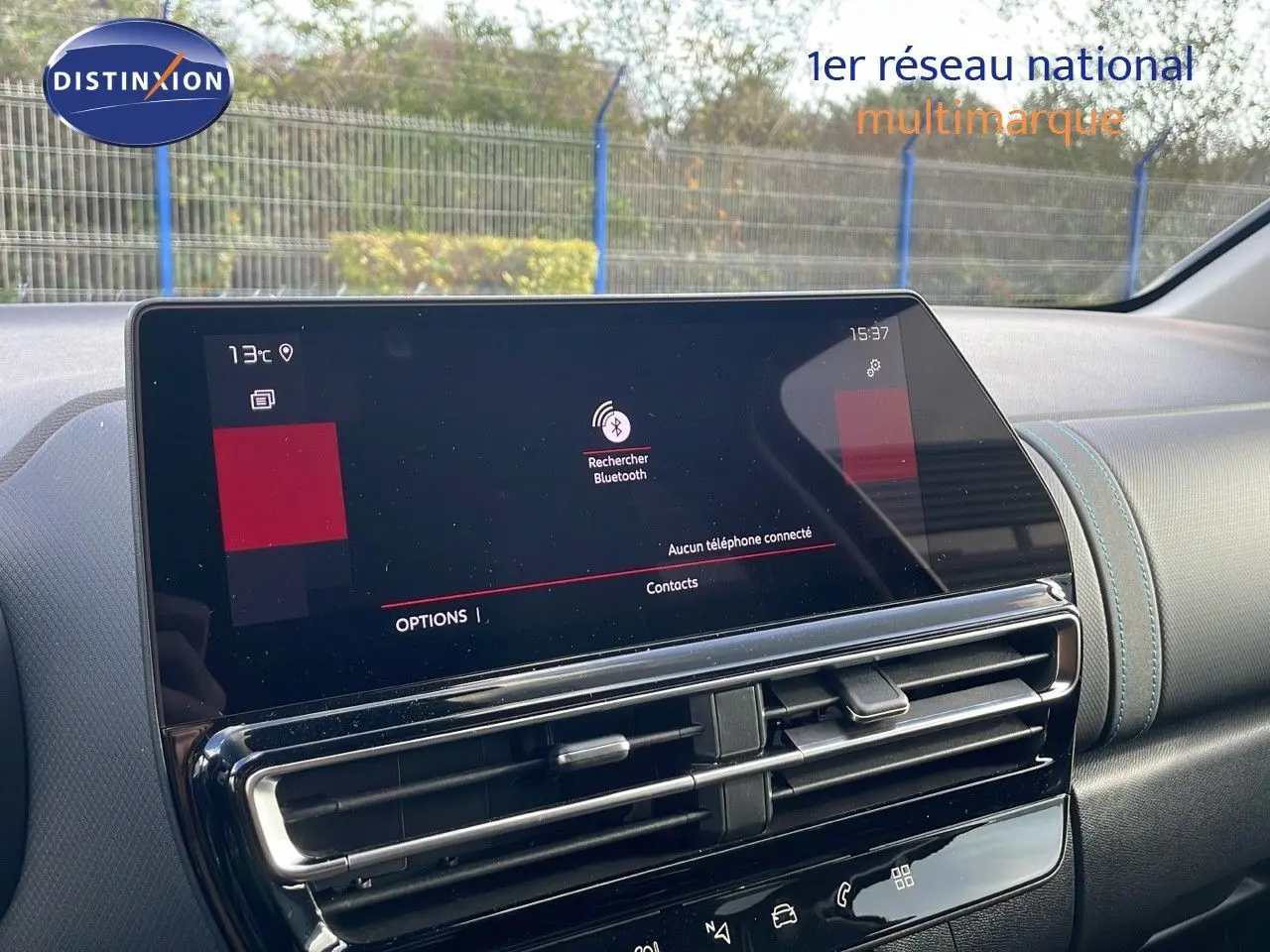 Écran tactile central avec interface Bluetooth, tableau de bord noir et surpiqûres bleues du Citroën C5 Aircross 2025.