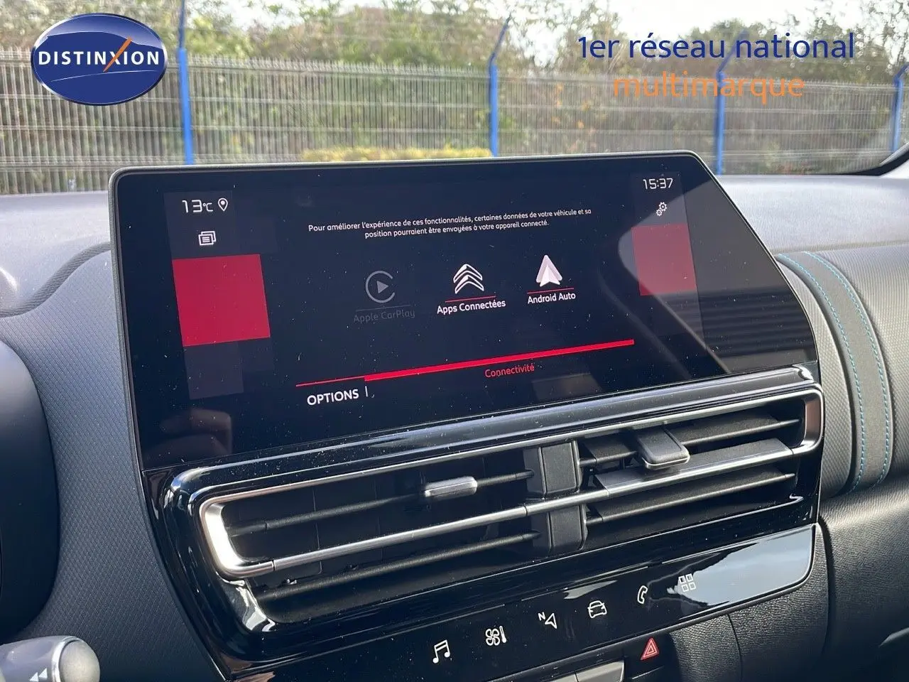 Écran tactile central avec connectivité Apple CarPlay et Android Auto sur tableau de bord Citroën C5 Aircross bleu Eclipse Metal.