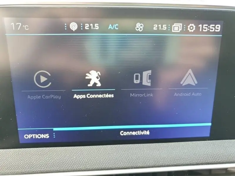 Écran tactile central du Peugeot 3008 blanc nacré 2017 affichant les options de connectivité Apple CarPlay et MirrorLink