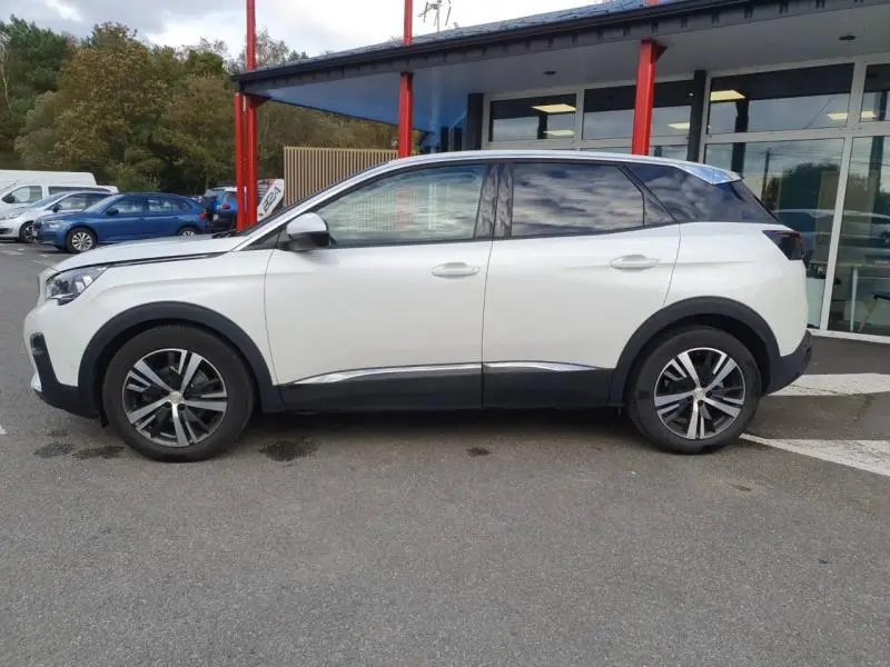 Profil droit d'un Peugeot 3008 blanc nacré 2017 avec jantes alliage et vitres arrière surteintées.