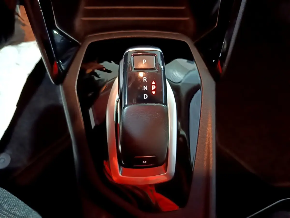 Le levier de vitesses automatique noir de la Peugeot 2008 BlueHDi 130, vue rapprochée de dessus.