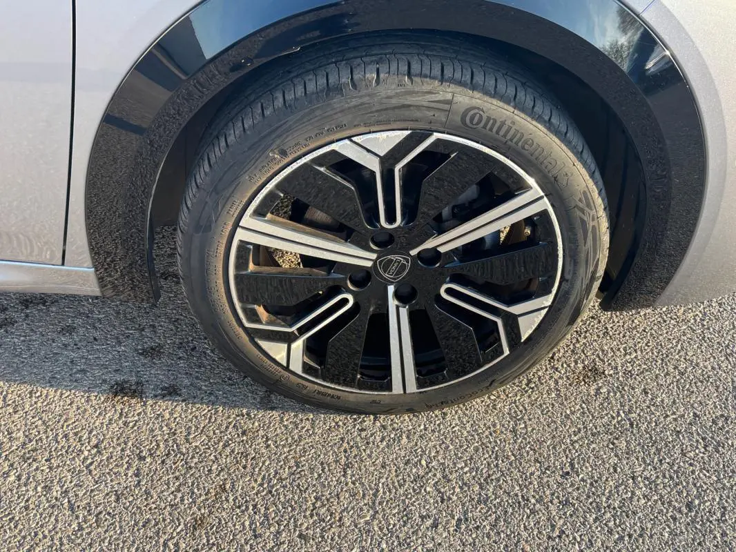Gros plan sur la jante avant droite noire et argentée de la Lancia Ypsilon gris 2025 avec pneu Continental.