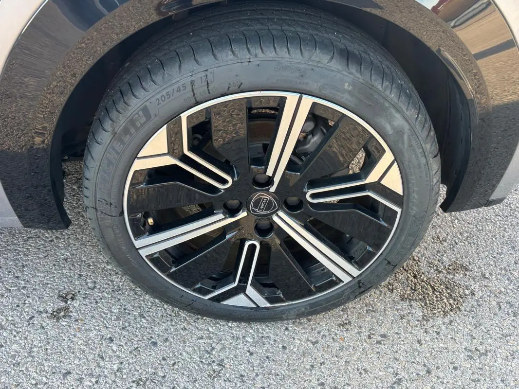 Gros plan sur la jante 17 pouces noire et argentée de la Lancia Ypsilon gris 2025, vue côté droit.