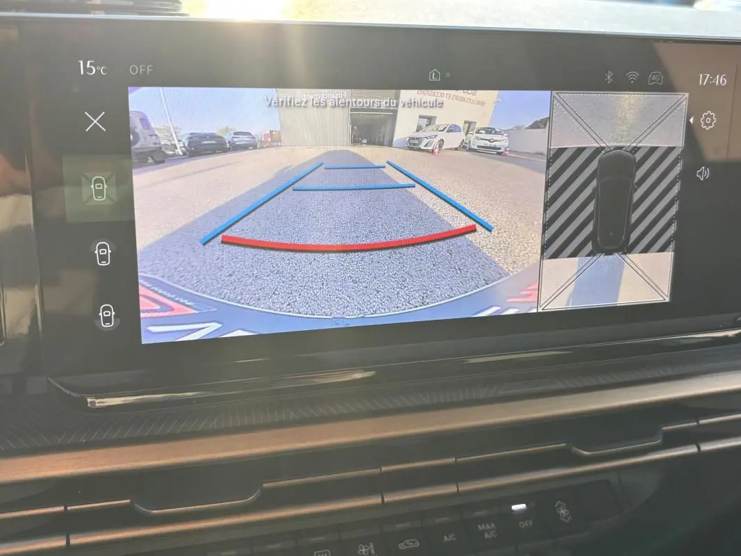 Écran multimédia de la Lancia Ypsilon 2025 montrant la caméra de recul avec guidage et vue 360° en intérieur.