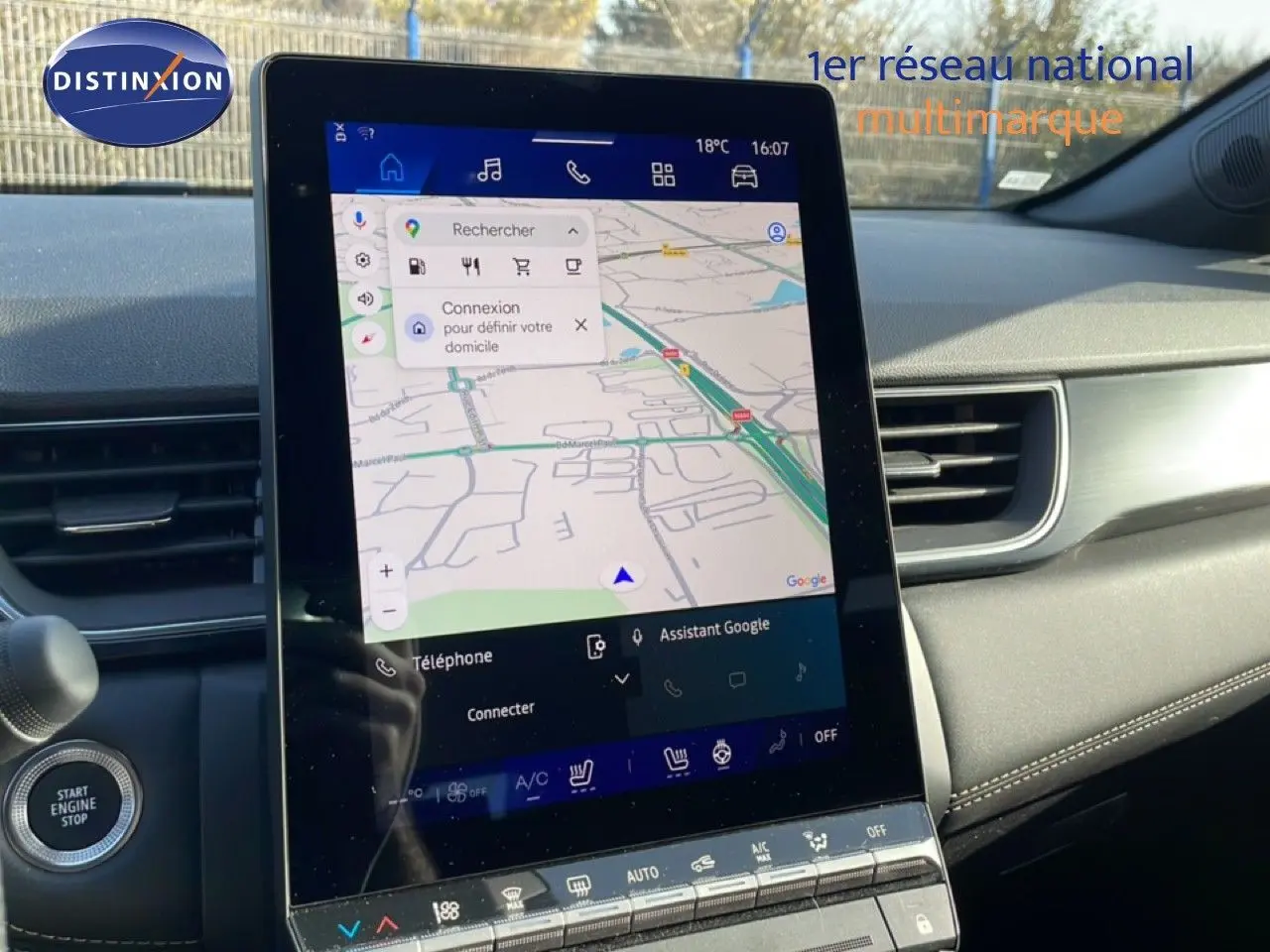 Vue intérieure centrée sur l'écran tactile du tableau de bord du Renault Symbioz gris cassiopée métal, affichant la navigation GPS.