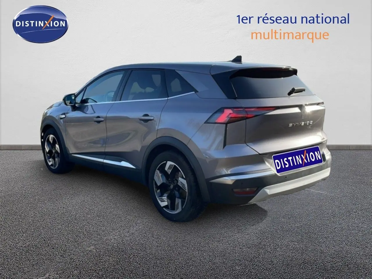 Vue 3/4 arrière droite du Renault Symbioz gris cassiopée métal avec jantes noires et détails chromés.