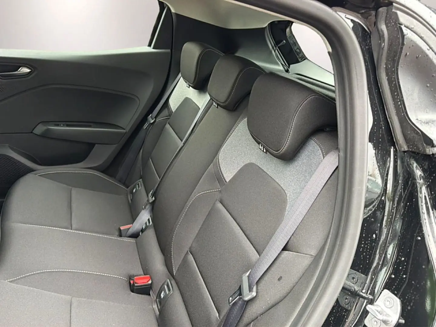 Vue intérieure côté droit sur la banquette arrière noire de la Renault Clio V 1.0 TCe 90 Evolution 2026.