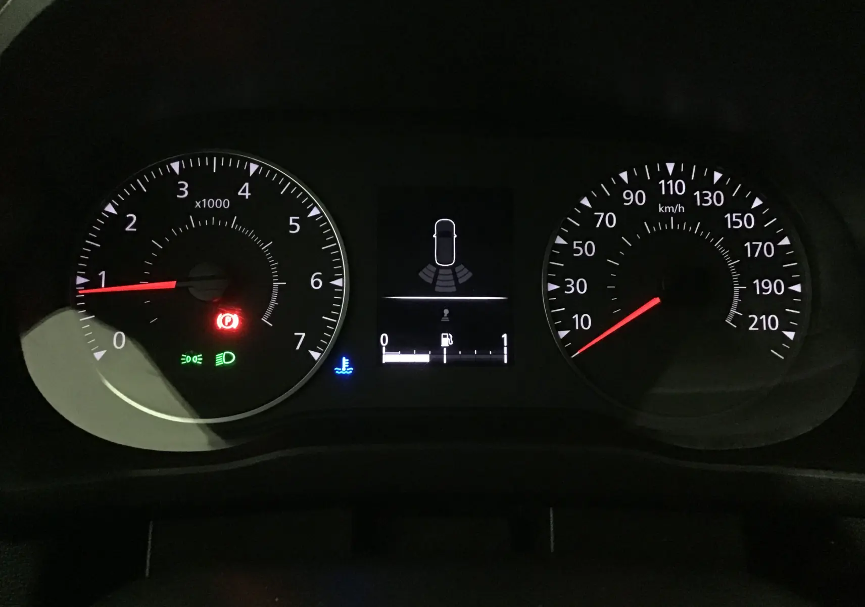 Gros plan sur le tableau de bord du Renault Express Van blanc, affichant compte-tours, vitesse et indicateurs lumineux.