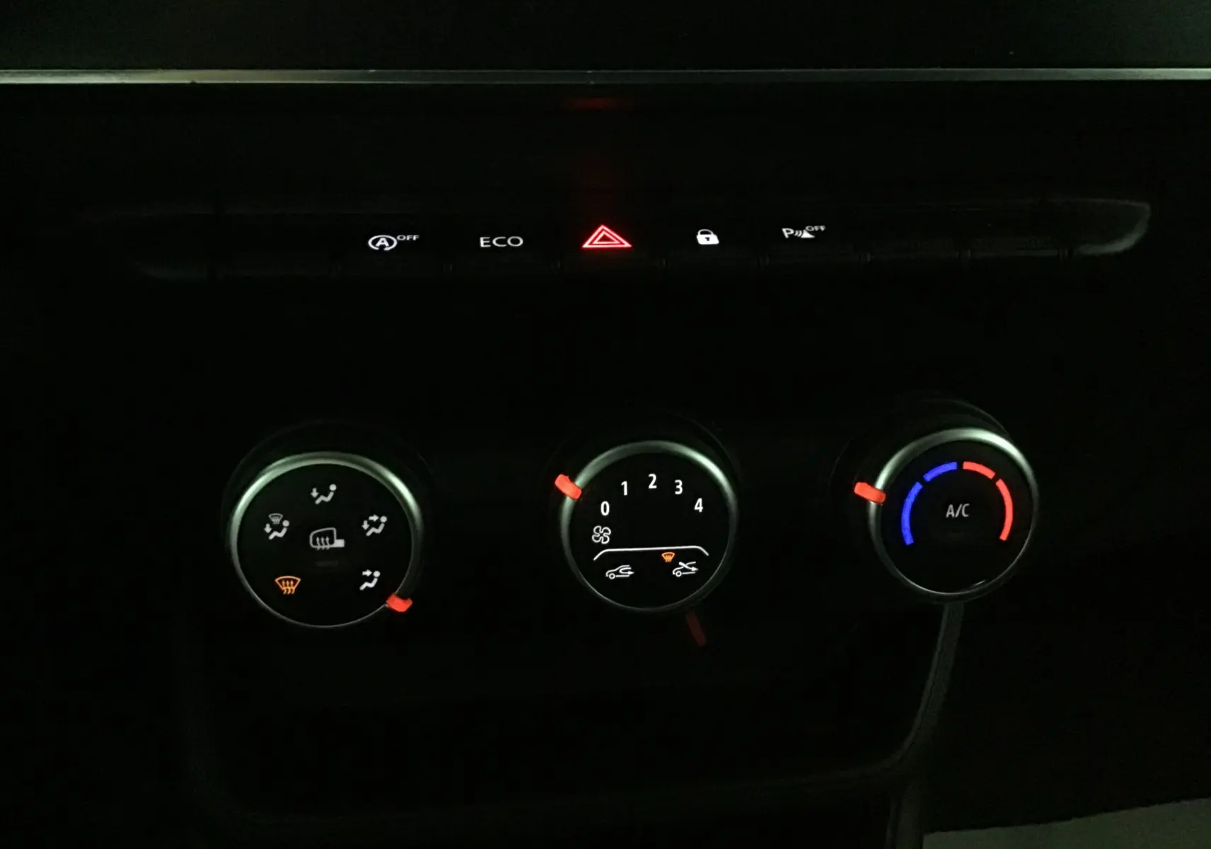 Gros plan sur les commandes de climatisation et les boutons de fonction du tableau de bord du Renault Express Van blanc 2021.