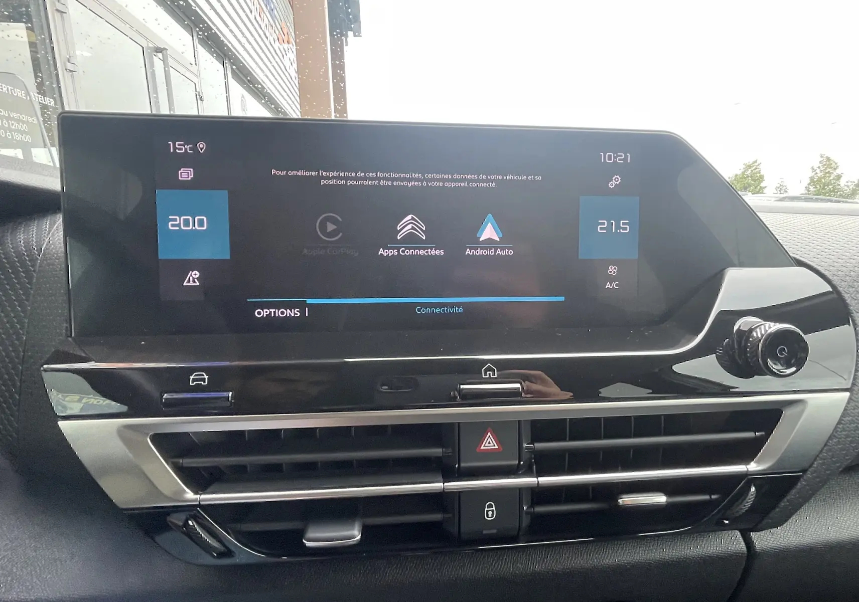 Vue rapprochée de l’écran tactile central du tableau de bord de la Citroën C4 blanche, affichant la connectivité Android Auto.