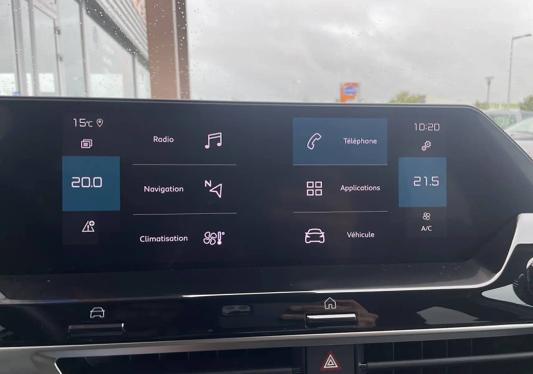Écran tactile central de la Citroën C4 blanche 2022 affichant les options radio, navigation, téléphone et climatisation.