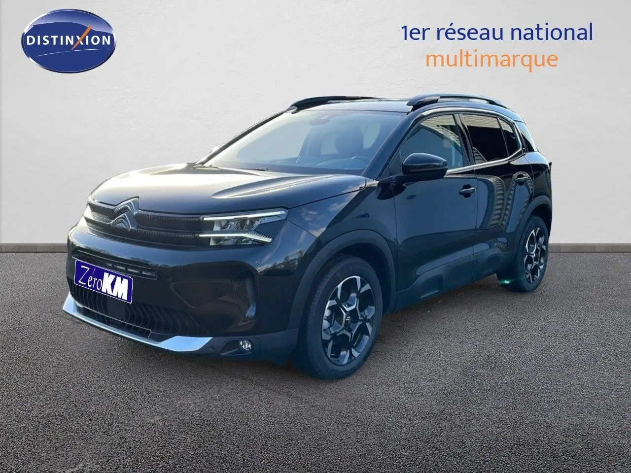 Citroën C5 Aircross noir perla metal vue 3/4 avant droit avec jantes noires et toit noir.
