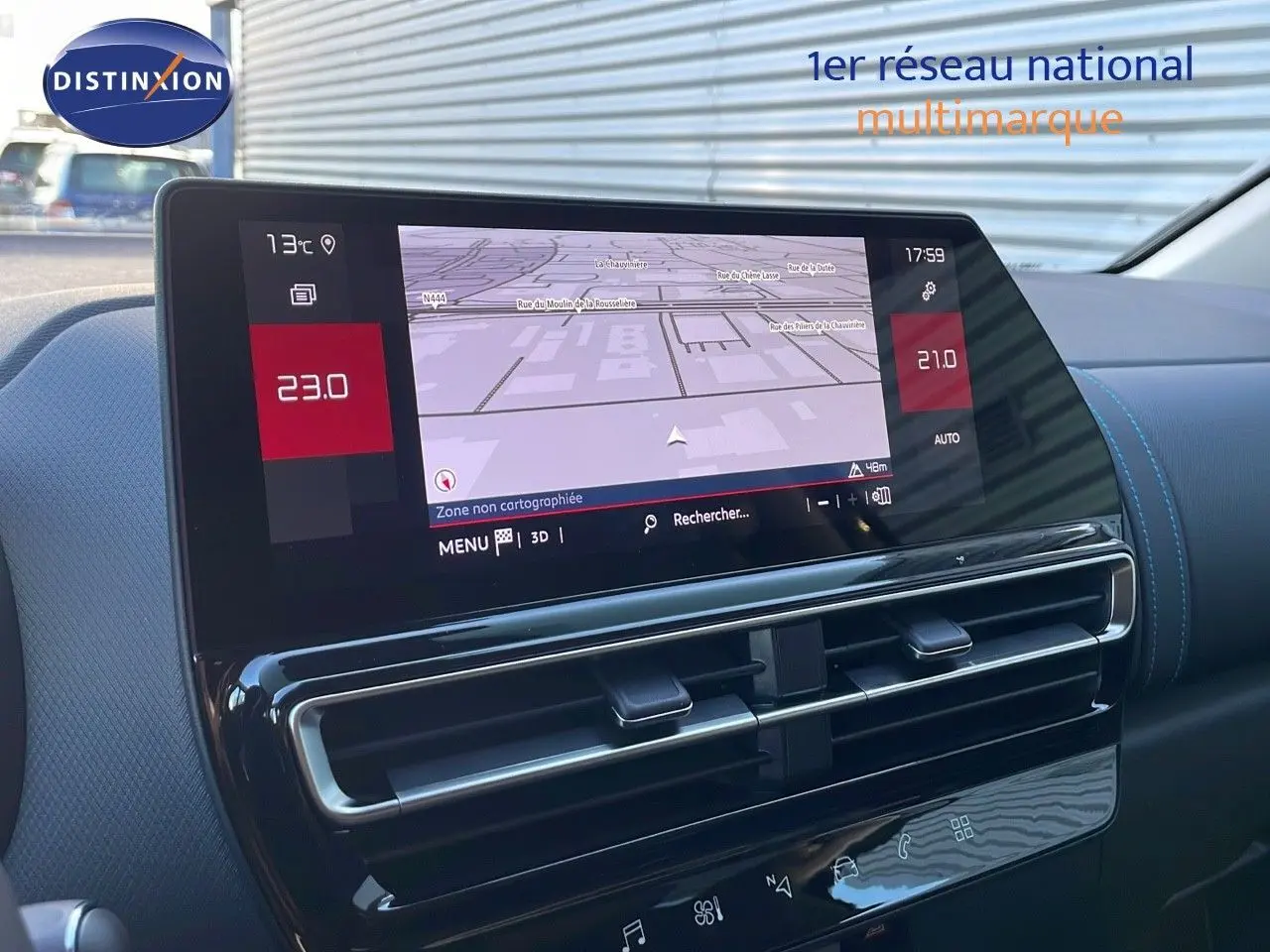 Vue intérieure du tableau de bord du Citroën C5 Aircross avec écran tactile affichant la navigation et commandes climatiques.