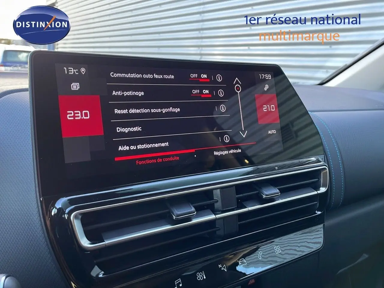 Écran tactile central du tableau de bord du Citroën C5 Aircross avec réglages climatisation et aides à la conduite.