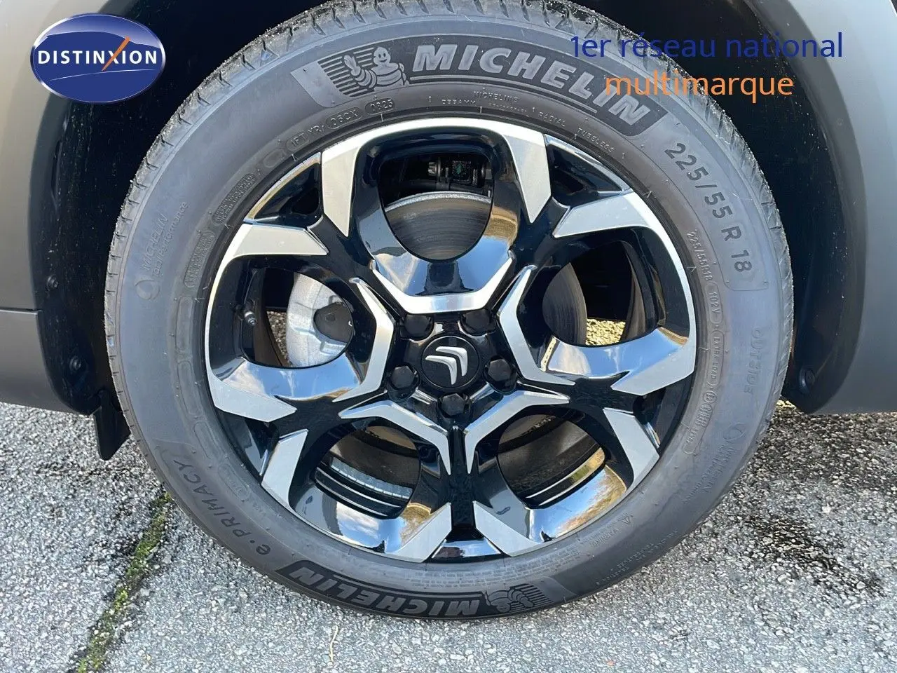 Gros plan sur la jante noire et argentée du CITROEN C5 AIRCROSS 1.5 BlueHDi, pneu Michelin visible.