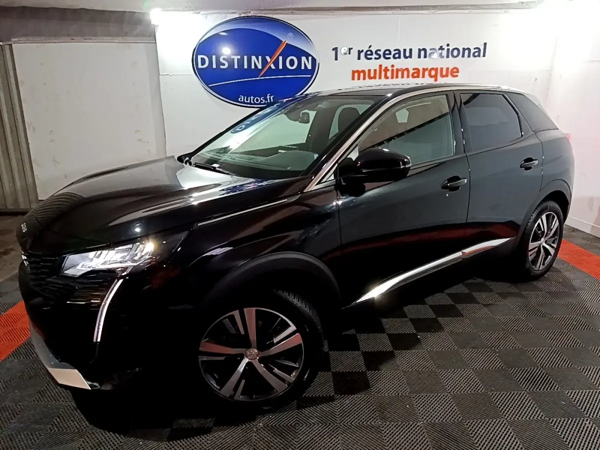 Peugeot 3008 noir vue 3/4 avant droit, avec phares LED et jantes alliage distinctives dans un showroom.