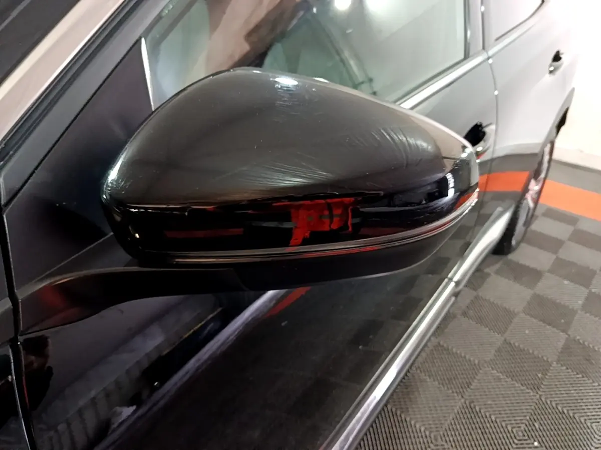 Rétroviseur noir côté gauche du Peugeot 3008 2022, finition Allure Pack, avec clignotant intégré.