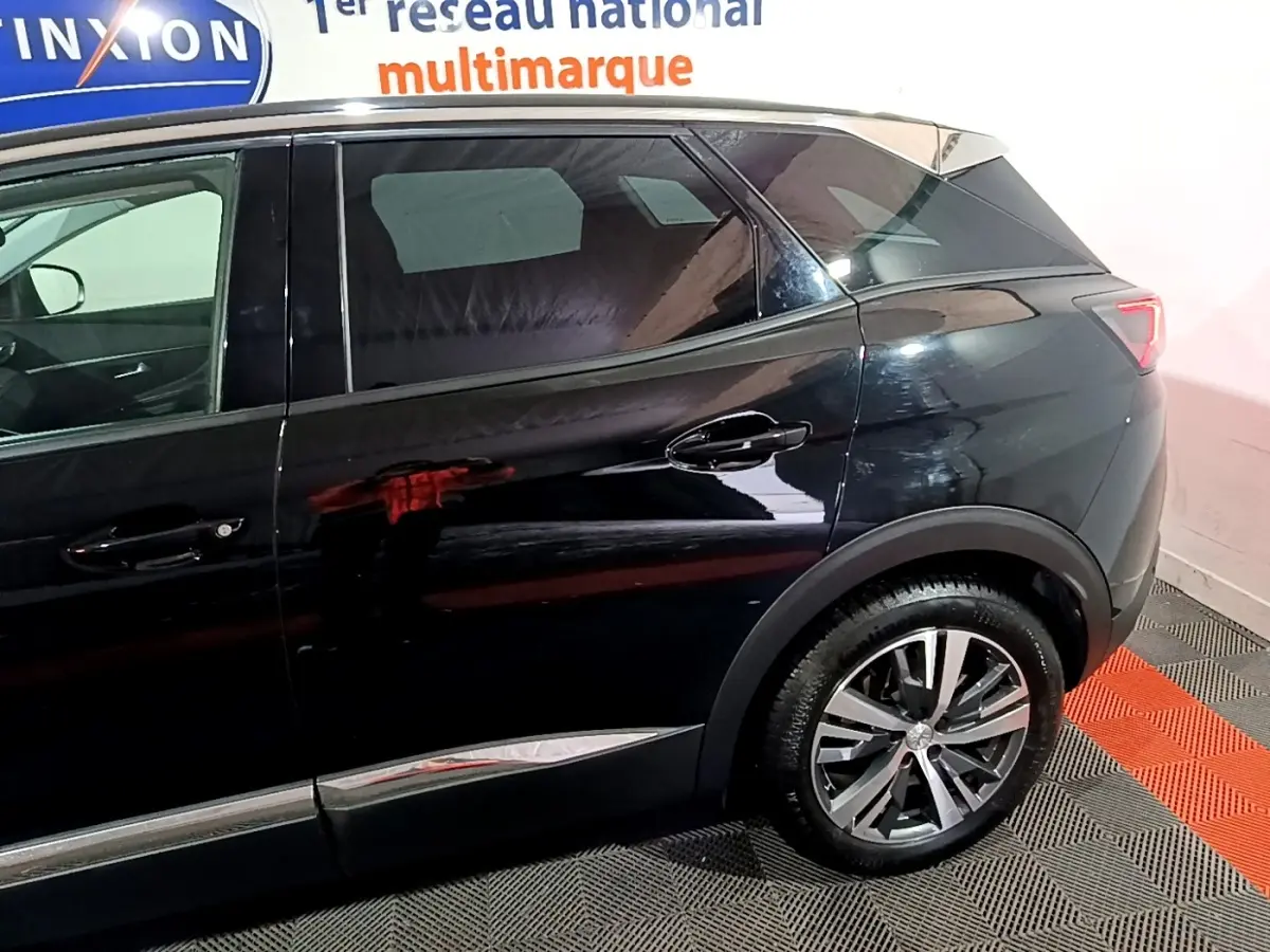 Vue latérale gauche du Peugeot 3008 noir 2022, mettant en valeur les jantes alliage et les vitres teintées.