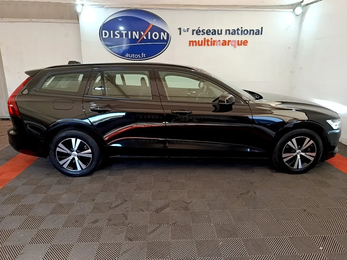 Profil côté droit d'un break Volvo V60 noir 2020, avec jantes alliage et toit avec spoiler discret.