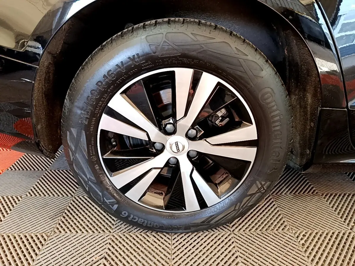 Gros plan sur la roue avant droite noire d'une Volvo V60 D3 2020 avec jante alliage bicolore et pneu Continental.