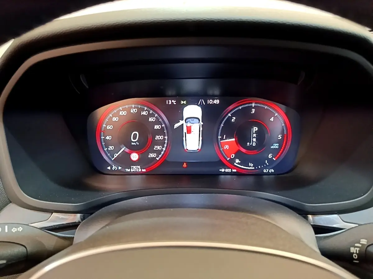 Tableau de bord numérique de Volvo V60 D3 2020, affichage vitesse et régime moteur en rouge, vue frontale rapprochée.