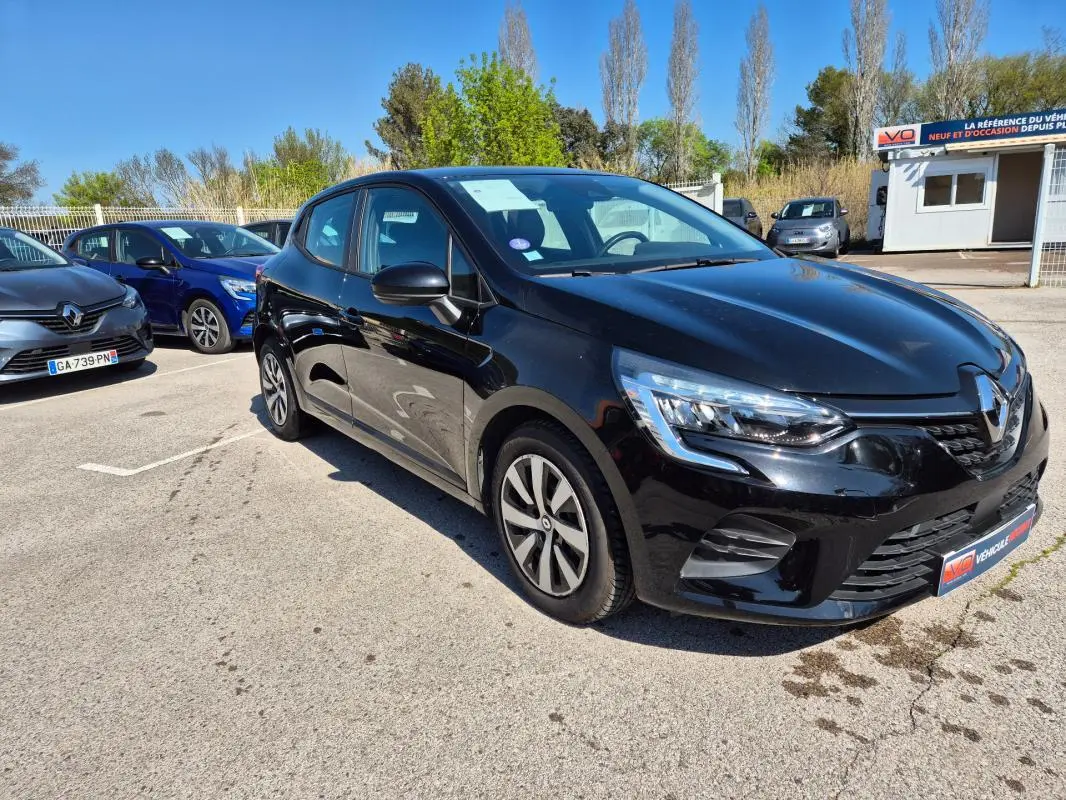 Renault Clio V TCe 90 noir vue 3/4 avant droit, avec phares LED et jantes alliage, stationnée en extérieur.