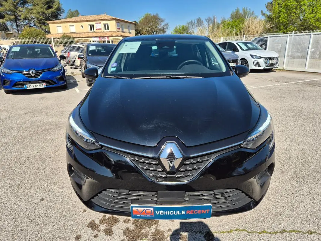 Vue avant d'une Renault Clio V TCe 90 Équilibre noire 2022, avec calandre et logo Renault bien visibles.