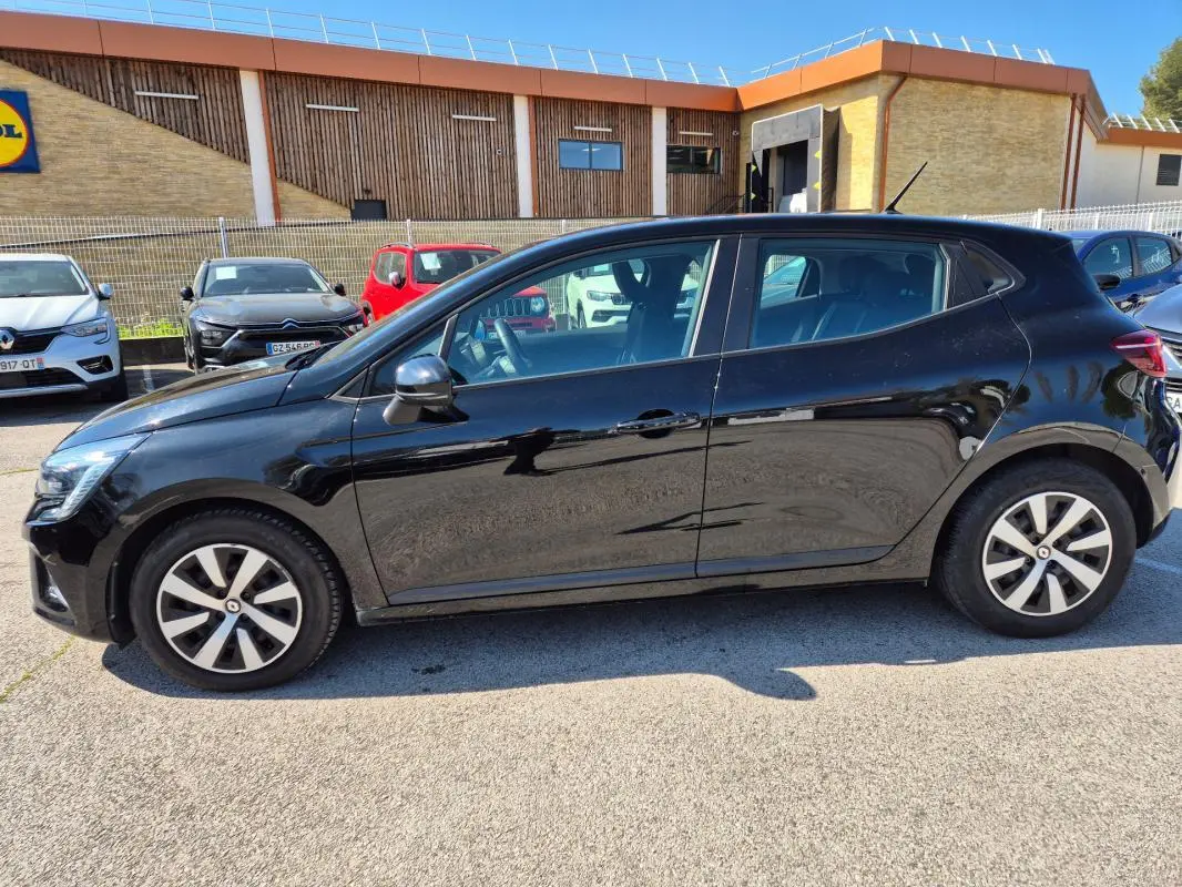 Profil côté gauche d'une Renault Clio V TCe 90 noir 2022, avec jantes alliage et rétroviseurs argentés.